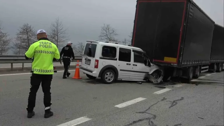 Hafif Ticari Araç Tırın Dorsesine Çarptı! Araç Hurdaya Döndü