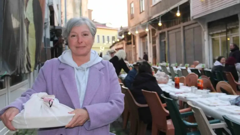 Giresun’daki Tarihî Sokakta Mahalleli Birlikte İftar Yapıyor: “Bir Kap Fazla Yap”