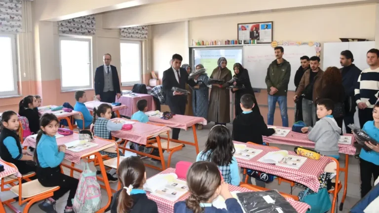 Alucra HEM’de Dikilen Eşofman Takımları Öğrencilere Dağıtıldı