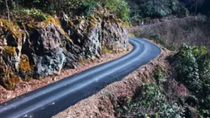 Giresun’un O İlçesinin Köy Yollarında Sıcak Asfalt Çalışması Yapıldı
