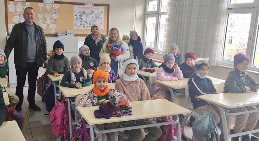 Çanakçı’da öğrencilere atkı ve bere dağıtıldı