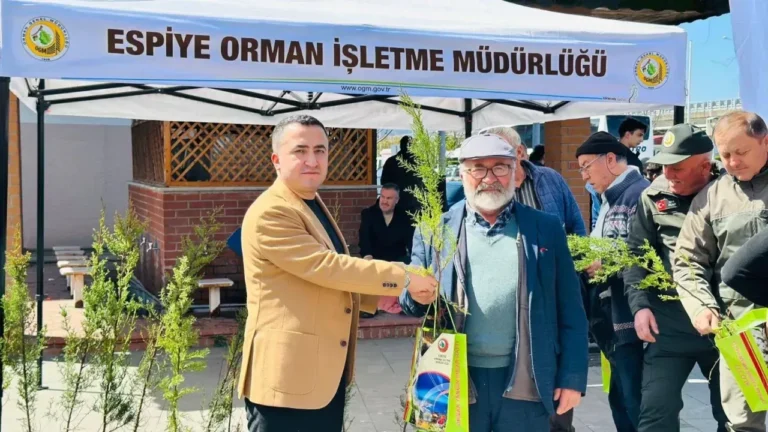 Espiye’de Vatandaşlara Ücretsiz Fidan Dağıtıldı