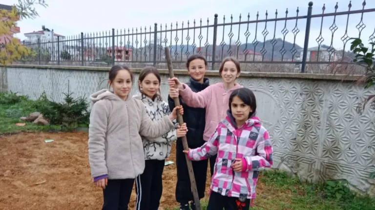 Ortaokul Öğrencileri Fidan Dikti