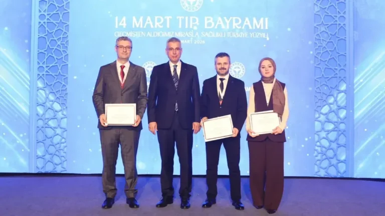 Giresun’da Yılın Hekimleri Seçilen Doktorlar Ödüllerini Aldı