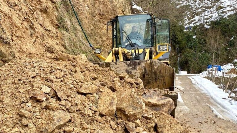 Tirebolu’da Heyelandan Kapanan Yol Açıldı