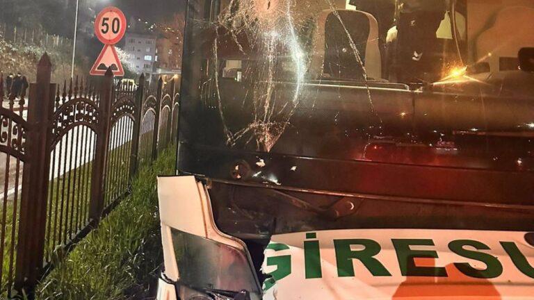 Giresunsporlu Futbolcuları Taşıyan Otobüs Kaza Yaptı