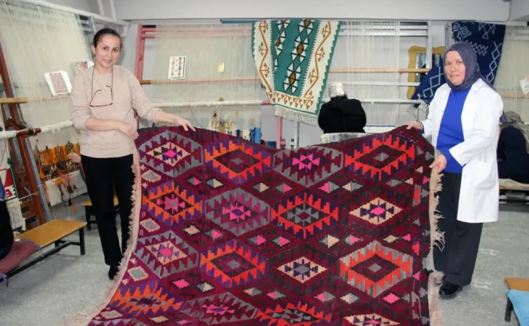 Giresun’da Kadınlar Yüzyıllık Kilim Dokuma Sanatını Geleceğe Taşıyor