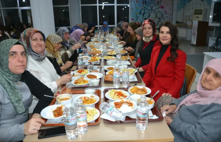 KYK yurt öğrencileri semtte oturan annelerle aynı sofrada buluştu