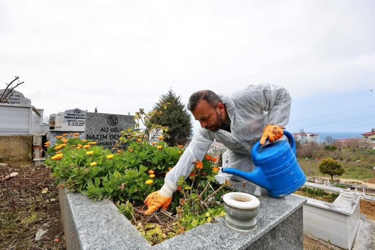 Bulancak Belediyesi’nden bayram öncesi mezarlıklarda kapsamlı temizlik