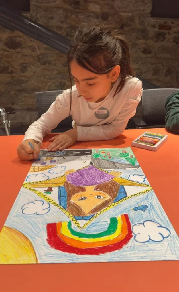 Minik ressamlar yarışma öncesi resim atölyesini gezdi