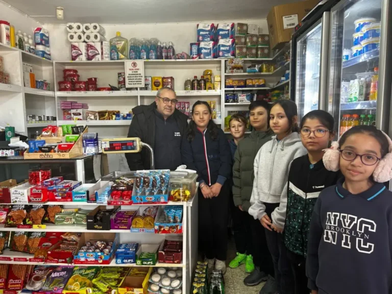 Öğrenciler zimem defteri yardımı için yardım topladı