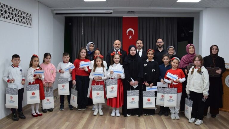 Miniklerden İstiklal Marşı Okuma Yarışması