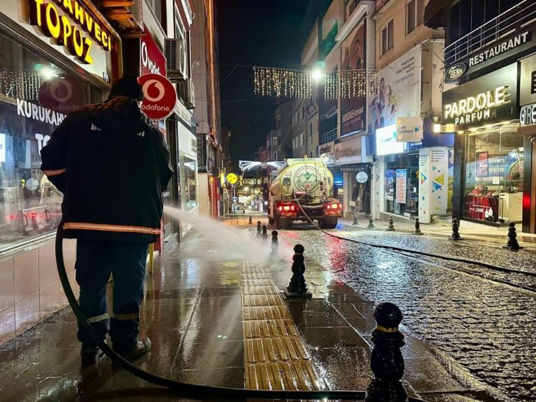 Giresun Belediyesi’nden Gece Saatlerinde Cadde ve Sokak Yıkama Çalışması