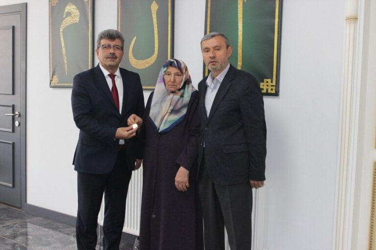65 Yıllık Mehir Altınlarını Kur’an Kursu İçin Bağışladı