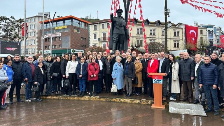 CHP’liler 23 Nisan’ı Atatürk Meydanı’nda Kutladılar