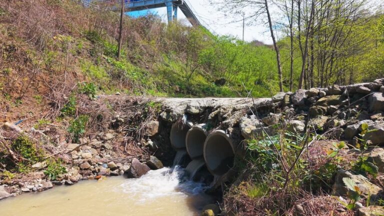 Giresun’un O İlçesinde Köy Yollarına 400 Adet Büz Döşendi 