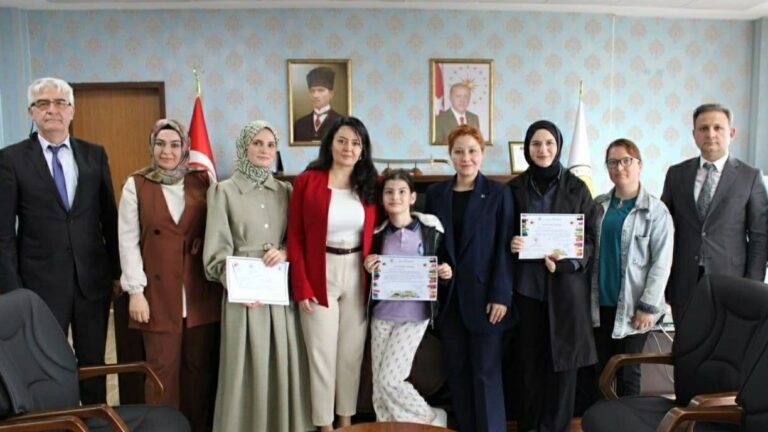 Keşap’ın “Kitap Kurtları” Kaymakam Selin Sarı Tarafından Ödüllendirildi