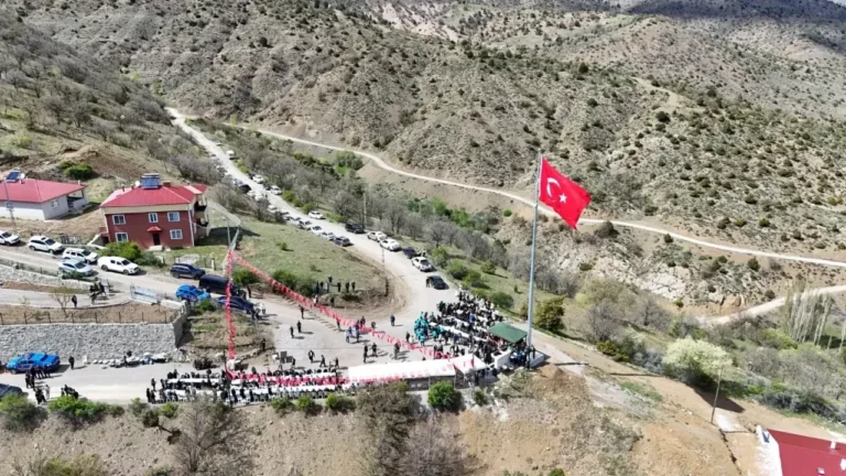 Bölgenin En Büyük Al Bayrağı Çamoluk’ta Göndere Çekildi