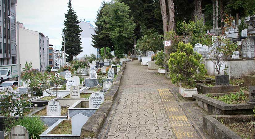 Mezarlıklarda yoğun mesai