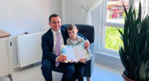 Kaymakam Kavanoz’dan Erdem’e anlamlı karne ziyareti