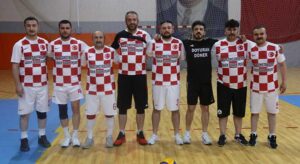 Voleybol turnuvasında yarı finalistler belli oldu