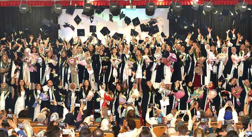 Hemşire ve ebeler yemin ederek mezun oldu