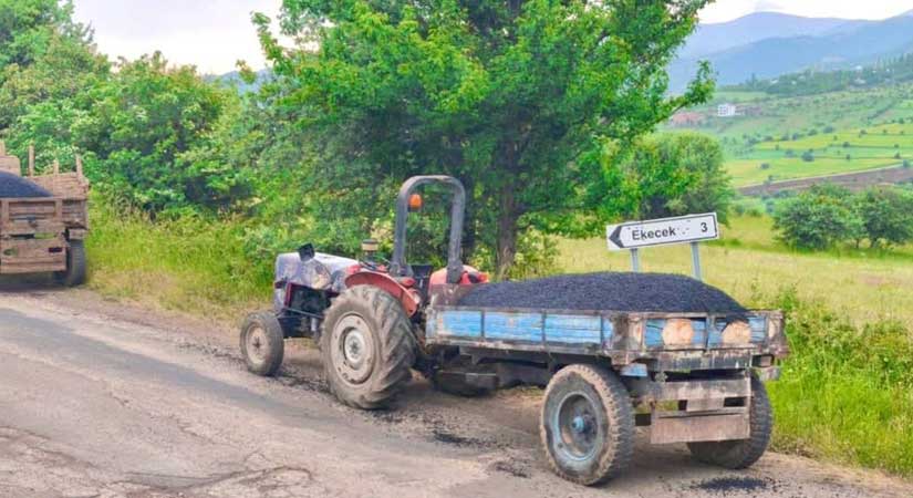 Asfalt çalışmasında traktör detayı dikkat çekti