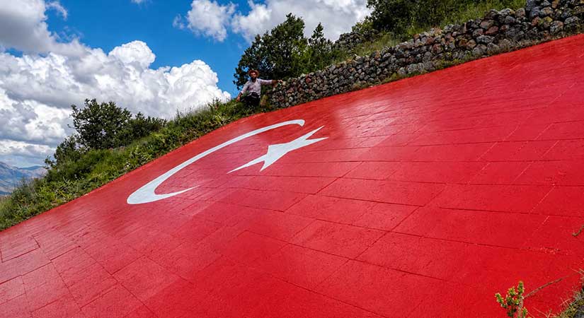 Hünkar Kalesi’ndeki Türk bayrağı yeniden parladı