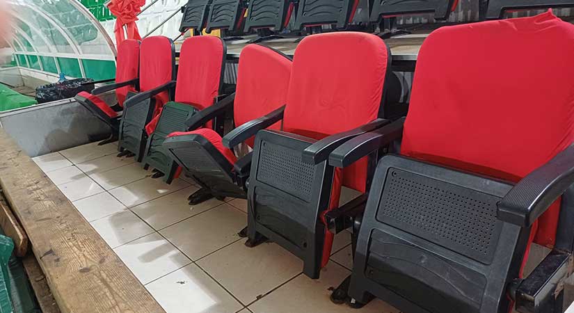 19 Eylül Spor Salonu da kaderine terk edilmiş