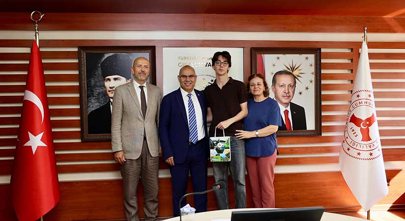 Vali Koç başarılı öğrencileri ağırladı