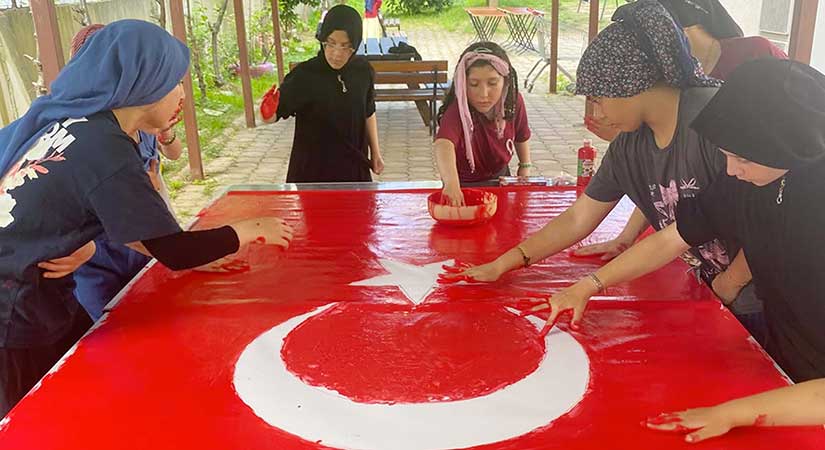 Kur’an kursu öğrencileri şehitleri andı