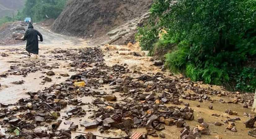 Giresun’da sağanak yolları kapattı, dereleri taşırdı