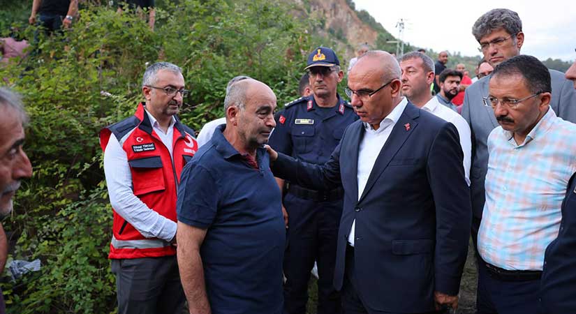 Sel bölgesinde çalışmaları yönetti, acılı babayı yalnız bırakmadı