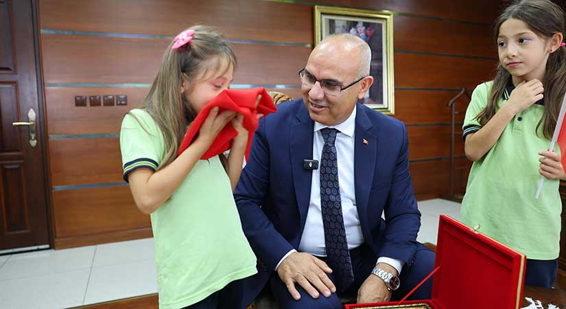 Bayrağı yerden kaldıran Nehir Cörüt’e Vali Koç’tan ödül
