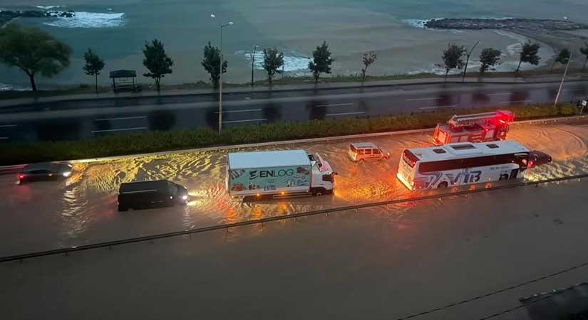 Piraziz’de trafik sağanak nedeniyle aksadı