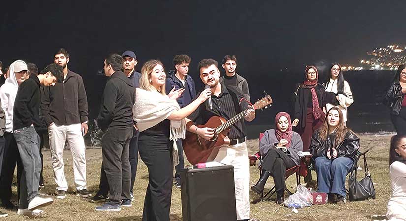 500 kişi sandalyelerini kaptı, eğlenceye koştu!